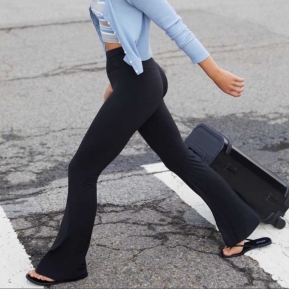 Aerie OFFLINE Real Me High Rise Crossover Flare Leggings Black Size M - Picture 4 of 11